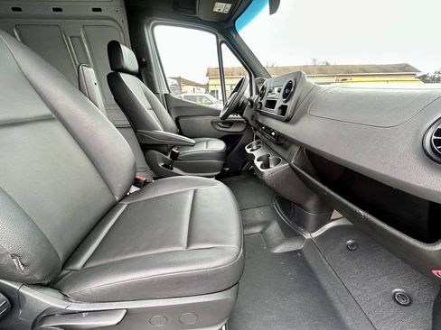 Used 2022 Mercedes-Benz Sprinter 2500 image 12