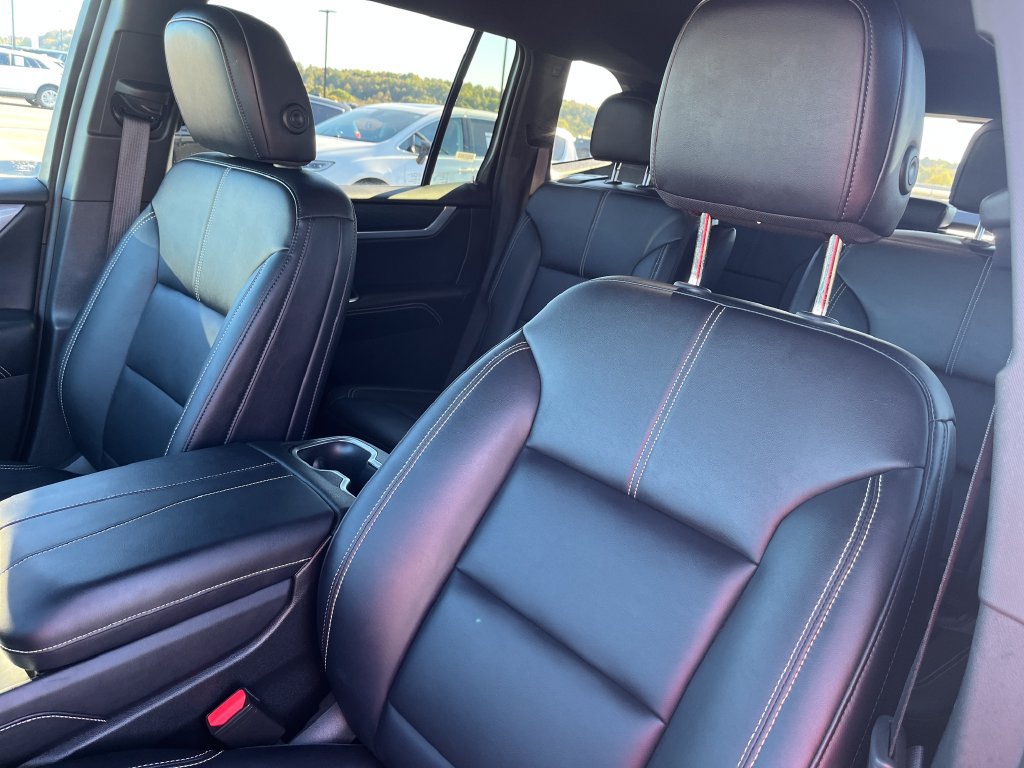 Used 2026 GMC Acadia Elevation w/ Elevation Premium Package FWD image 12