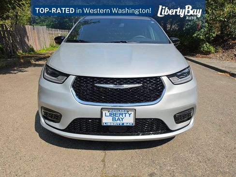 Used 2026 Chrysler Pacifica Select FWD image 2