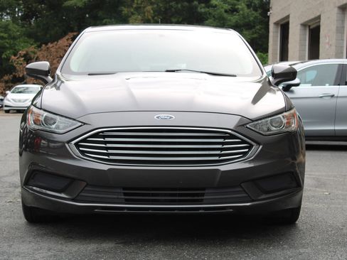 Used 2017 Ford Fusion SE w/ Fusion SE Technology Package FWD image 2