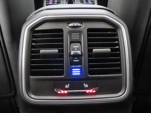 Certified 2026 Porsche Macan AWD/4WD image 33