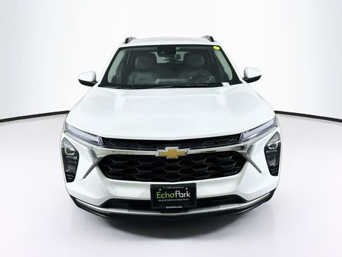 Used 2025 Chevrolet Trax LT w/ LT Convenience Package FWD image 2