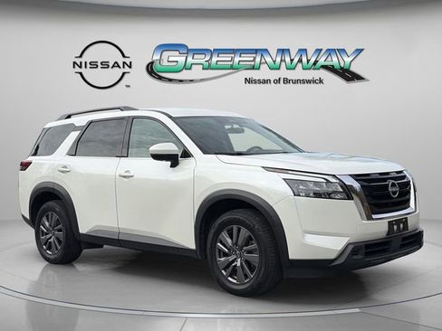 Used 2024 Nissan Pathfinder SV image 2