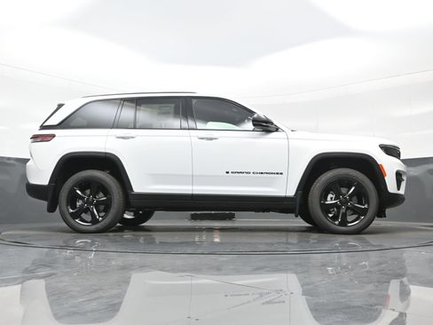 New 2025 Jeep Grand Cherokee Altitude AWD/4WD image 16