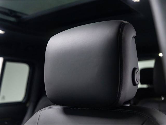New 2026 Land Rover Defender 130 X-Dynamic SE AWD/4WD image 16