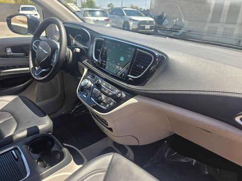 Used 2024 Chrysler Pacifica Limited FWD image 11