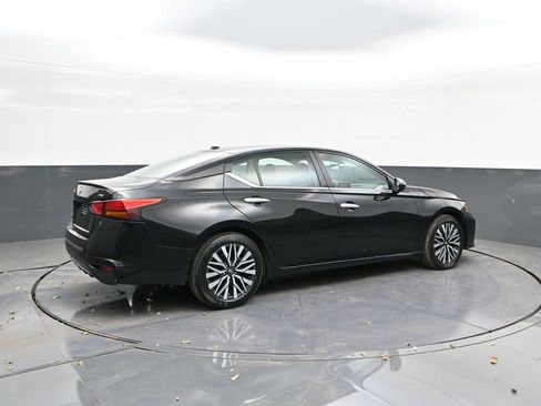 Used 2024 Nissan Altima 2.5 SV image 15