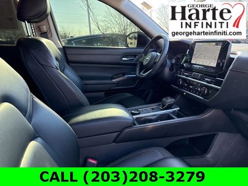 Used 2023 Nissan Pathfinder SL image 18