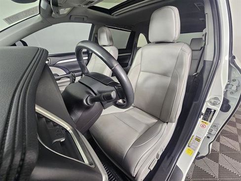 Used 2019 Toyota Highlander XLE image 31