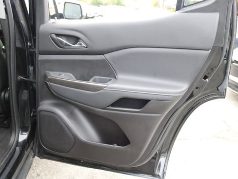 Used 2023 GMC Acadia SLT image 33