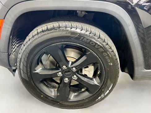 Used 2021 Jeep Grand Cherokee L Laredo image 13