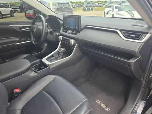 Used 2020 Toyota RAV4 XLE Premium FWD image 26