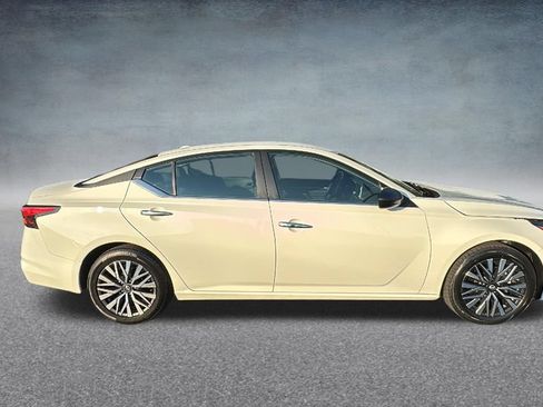 Used 2025 Nissan Altima 2.5 SV FWD image 30