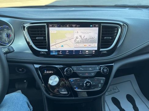 New 2026 Chrysler Pacifica Limited image 12