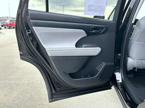 Used 2023 Toyota Highlander L image 22