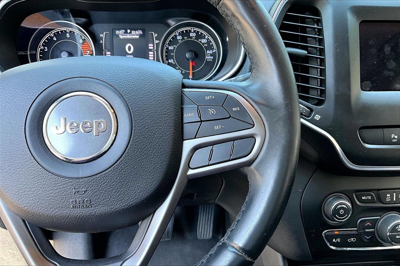 Used 2019 Jeep Cherokee Latitude Plus w/ Comfort/Convenience Group FWD image 11