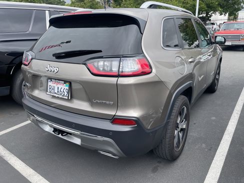 Used 2019 Jeep Cherokee Limited w/ Luxury Group AWD/4WD image 2