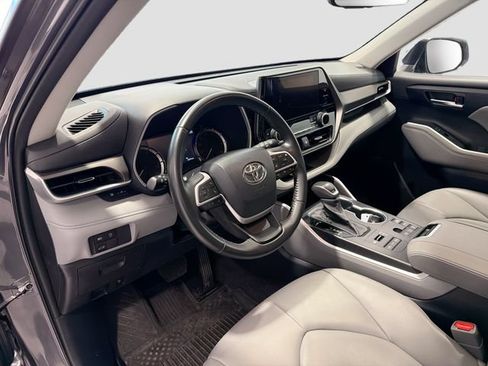Used 2023 Toyota Highlander XLE AWD/4WD image 9
