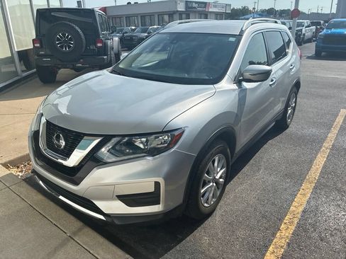 Used 2019 Nissan Rogue SV FWD image 2