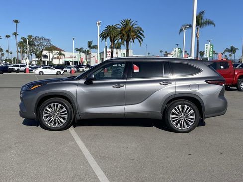 Used 2026 Toyota Highlander Platinum image 2