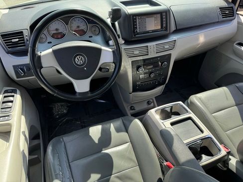 Used 2010 Volkswagen Routan SEL FWD image 11