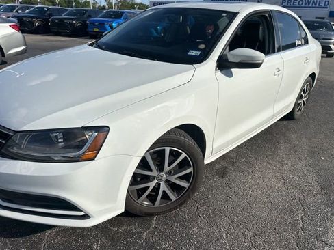 Used 2017 Volkswagen Jetta SE image 4