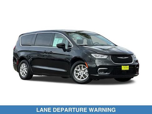 Used 2023 Chrysler Pacifica Touring-L FWD image 2