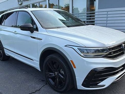 Used 2023 Volkswagen Tiguan SE R-Line AWD/4WD image 3