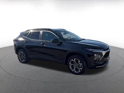 Used 2025 Chevrolet Trax LT FWD image 2