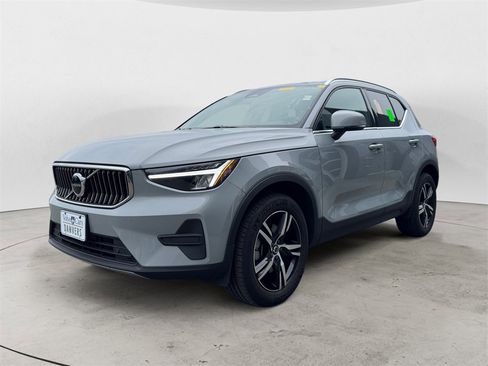 Certified 2025 Volvo XC40 B5 Core image 2