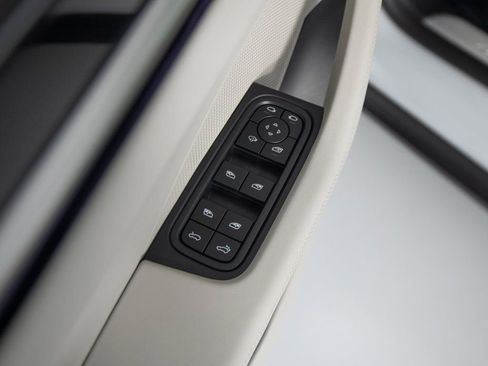 Certified 2025 Porsche Macan 4S Electric image 21