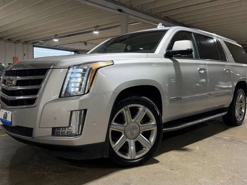 Used 2017 Cadillac Escalade ESV Luxury AWD/4WD image 2
