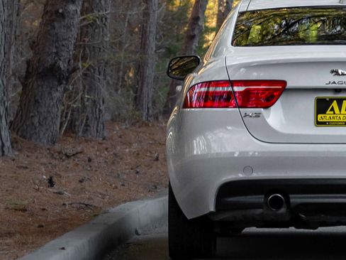 Used 2019 Jaguar XE Premium image 39