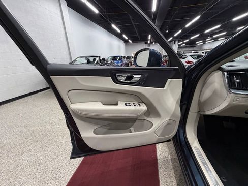 Used 2018 Volvo XC60 T5 Momentum w/ Convenience Package image 17