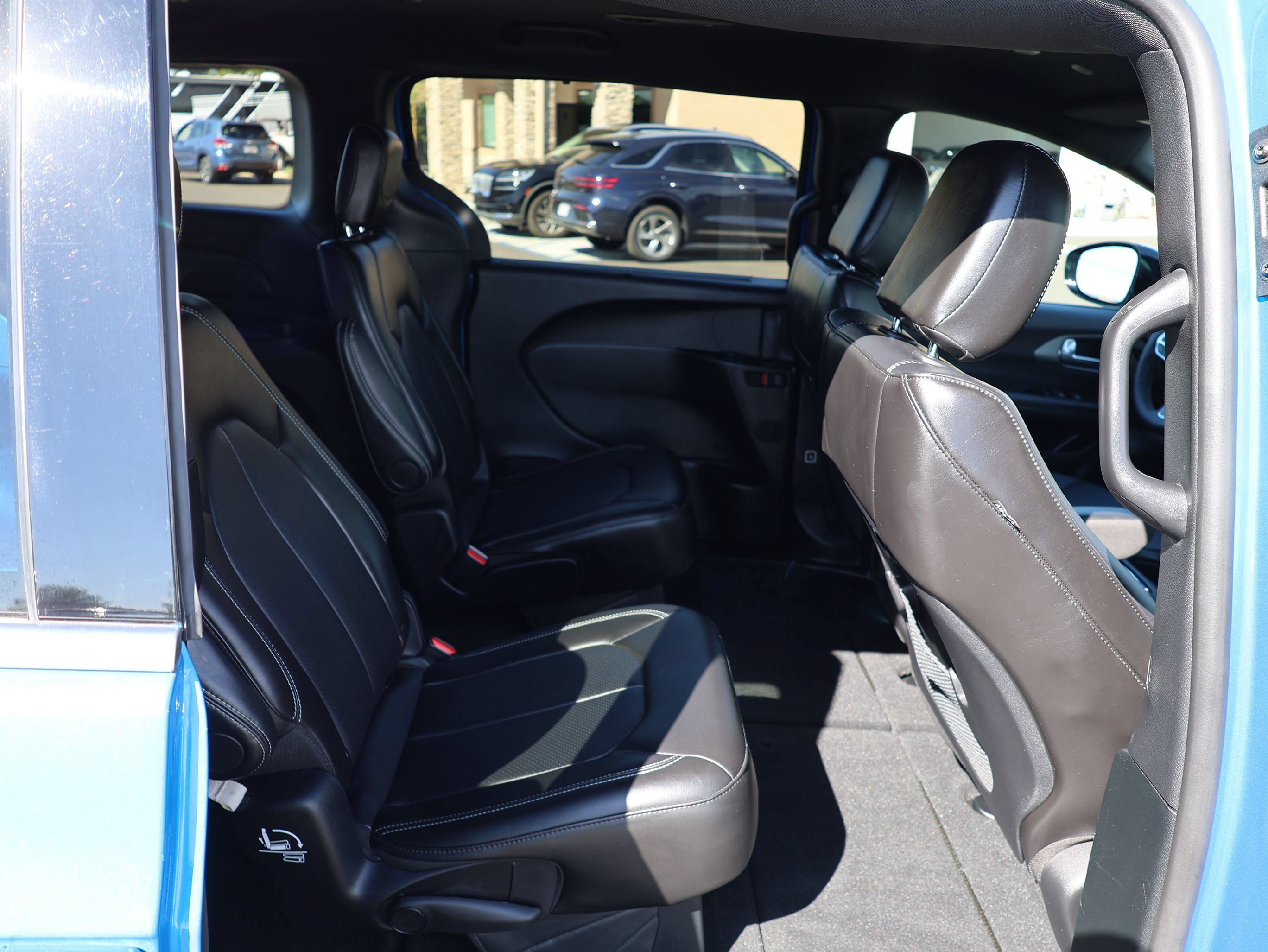 Used 2027 Chrysler Pacifica Select FWD image 32