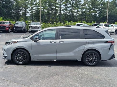 Used 2025 Toyota Sienna XSE w/ XSE Premium Package AWD/4WD image 4