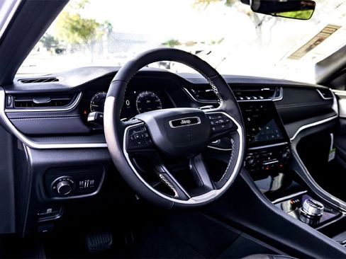New 2025 Jeep Grand Cherokee L Altitude image 11