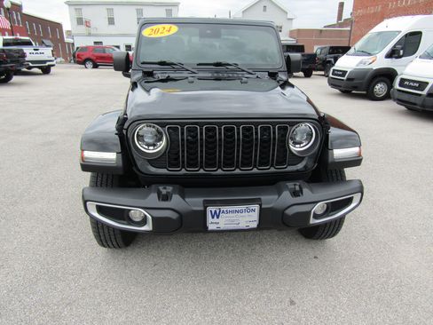Used 2024 Jeep Gladiator Sport AWD/4WD image 8
