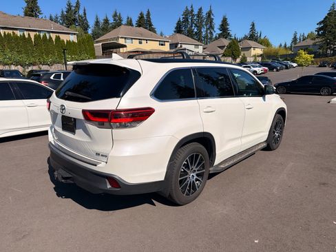 Used 2017 Toyota Highlander SE AWD/4WD image 4