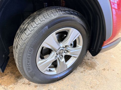 Used 2025 Toyota RAV4 XLE w/ Convenience Package image 12