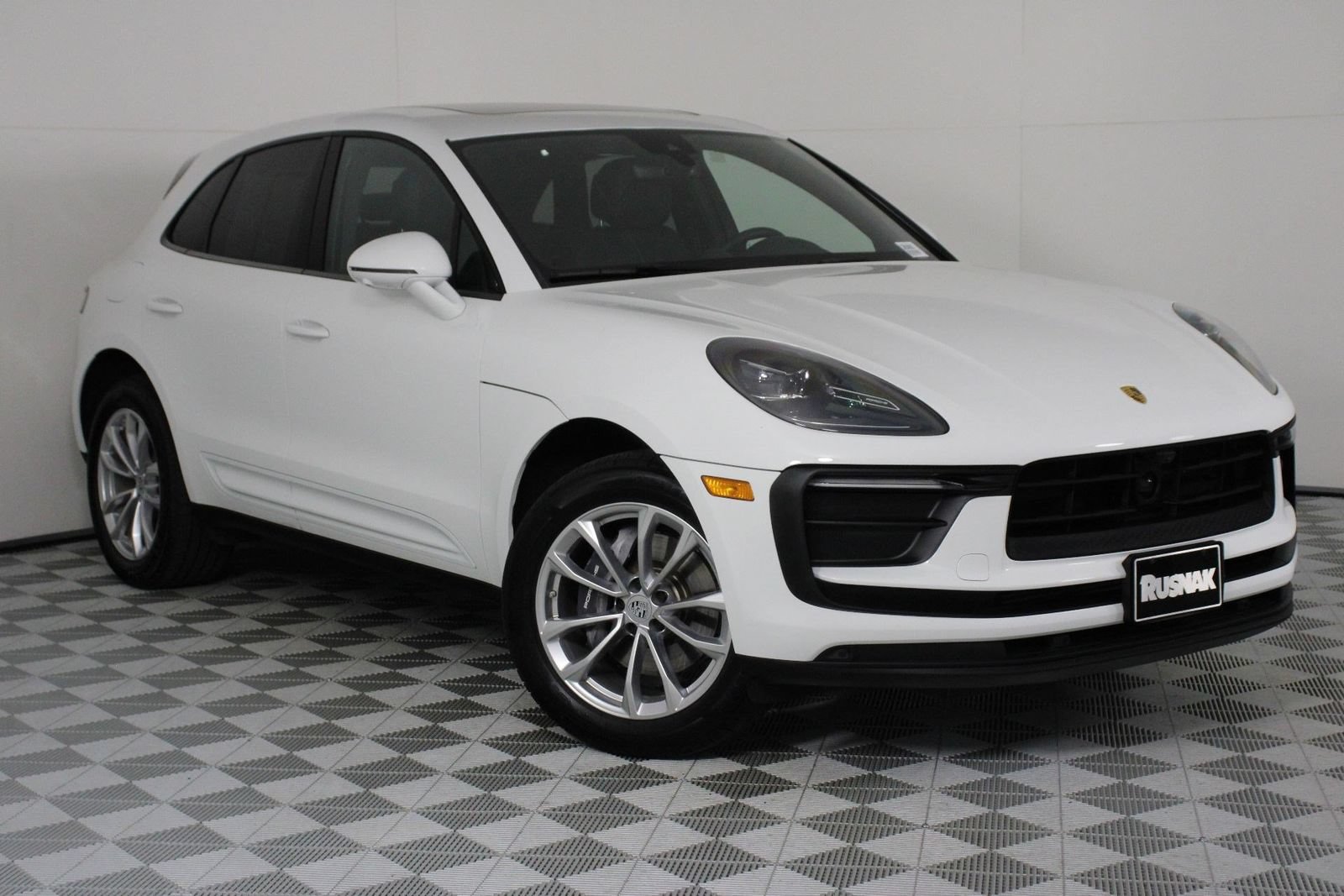Certified 2026 Porsche Macan AWD/4WD image 9