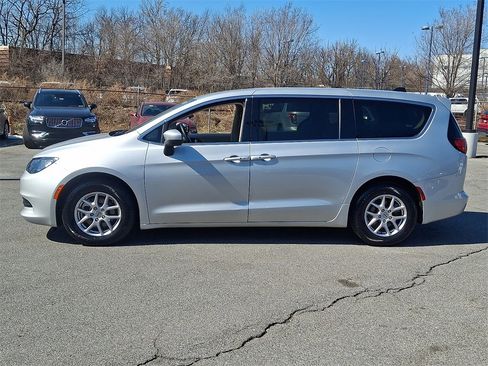 Used 2023 Chrysler Voyager LX image 9