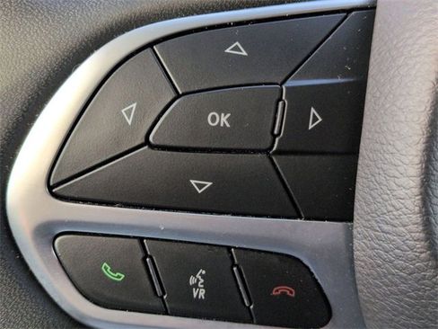 Certified 2024 Chrysler Pacifica Touring-L image 19