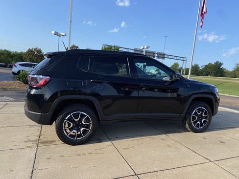 Used 2024 Jeep Compass Trailhawk AWD/4WD image 12