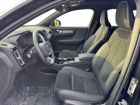 Certified 2025 Volvo XC40 B5 Plus image 9