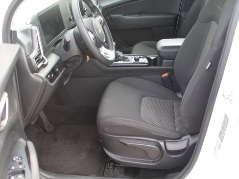 Used 2023 Kia Sportage LX image 3