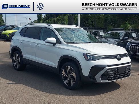 Certified 2025 Volkswagen Taos SE AWD/4WD image 1