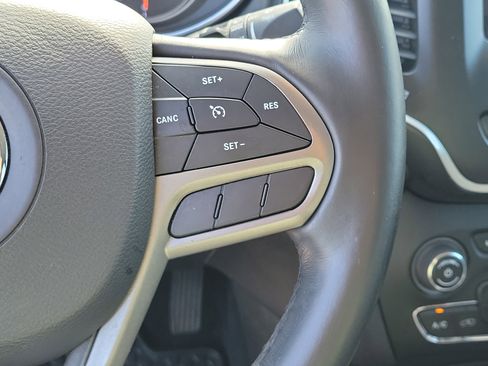 Used 2019 Jeep Cherokee Latitude Plus w/ Cold Weather Group AWD/4WD image 24