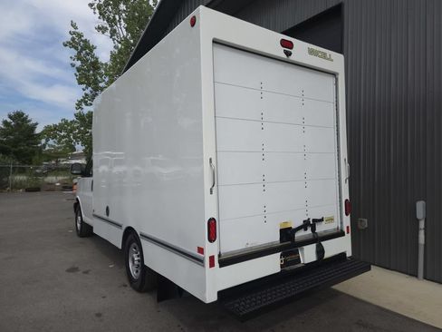 Used 2018 GMC Savana 3500 w/ Driver Convenience Package RWD image 5