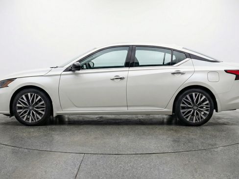 Used 2025 Nissan Altima 2.5 SV FWD image 5
